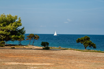 Segelboot im Hintergrund bei Punta Bjanca