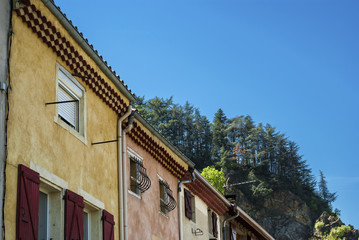 Fototapeta na wymiar Maisons sous la Montagne.