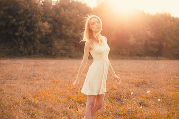 Fototapeta na wymiar Outdoor fashion photo of young beautiful lady in autumn landscape 