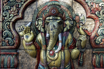 Un bas relief représentant le dieux hindou  Ganesh  dans un temple de Katmandou 