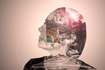 femme et ville en double exposition