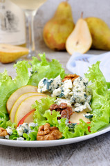 Gorgonzola salad with pear