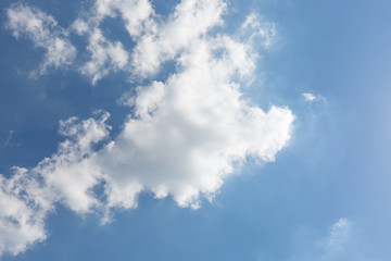 Fototapeta premium sonniger blauer Himmel mit weissen Wolken