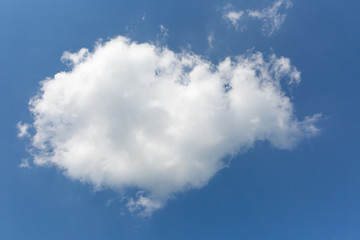 sonniger blauer Himmel mit weissen Wolken