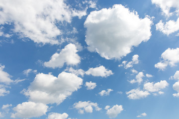 Obraz na płótnie Canvas sonniger blauer Himmel mit weissen Wolken