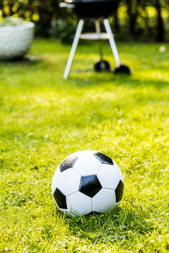 Fussball im Grass