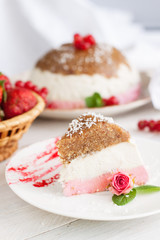 Obraz na płótnie Canvas No bake strawberry cheesecake slice