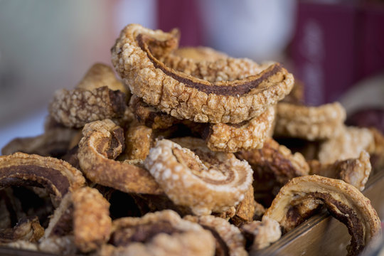 Close-up of a dish with pork rind. Torreznos