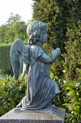 grabengel auf dem friedhof in vendersheim