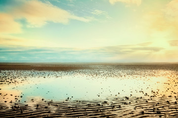 Wattenmeer an der Nordsee im Sonnenuntergang