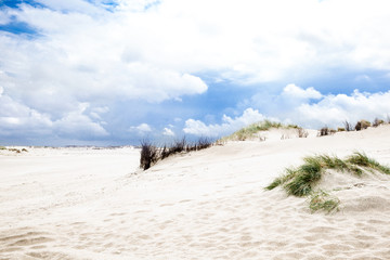 Dünenlandschaft Norderney mit weissem Sand, blauem Himmel und weissen Wolken