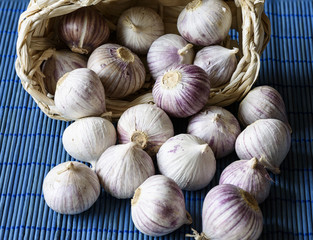 The garlic fell out of the basket onto the mat