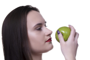 Młoda piekna kobieta zjada jabłko