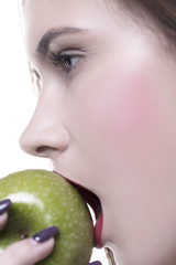 Młoda piekna kobieta zjada jabłko
