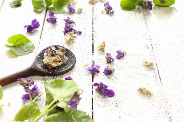 Veilchen kandiert Zucker essbare Blüten Tisch Freiraum kandierte Dekoration