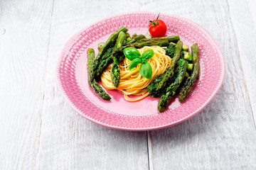 grüner spargel mit spaghetti und tomate