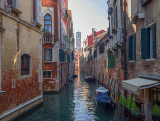 Fototapeta na wymiar picturesque canal in one of the less famous districts of Venice