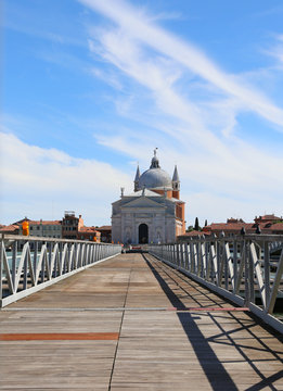 pedestrian bridge made of boats to reach the church called MADON