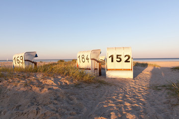 Strandkörbe an der Nordsee im Abendlicht