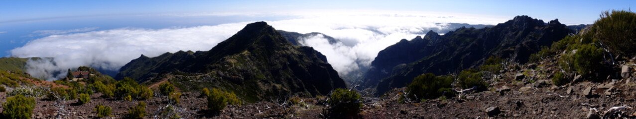 Fototapeta na wymiar Traversée Pico do Arieiro à Pico Ruivo