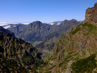 Fototapeta na wymiar Traversée Pico do Arieiro à Pico Ruivo