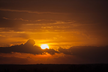sonnenuntergang feuerroter himmel