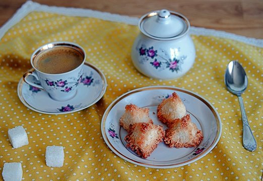 Sweet coconut biscuits with egg whites