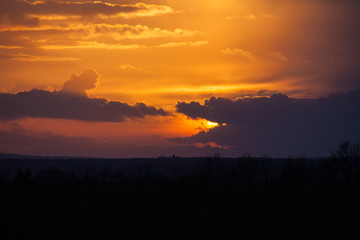 sonnenuntergang feuerroter himmel