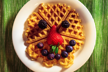 Lächelnde Waffel mit Beeren