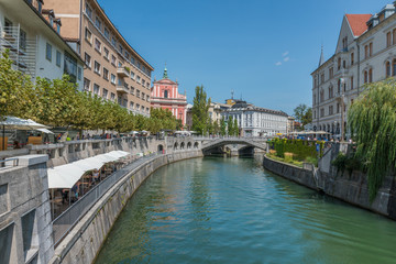 Słowenia  - 22 sierpnia 2017: Rzeka Lublianica przepływająca przez centrum Ljubliany w sierpniowy, słoneczny dzień 