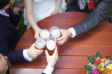 Braut im Biergarten