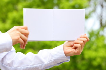 白いノートを持つ女性（コピースペース）