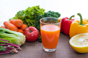 緑黄色野菜と栄養たっぷり野菜ジュース