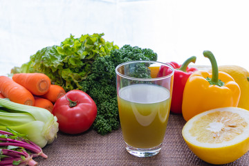 緑黄色野菜と栄養たっぷり野菜ジュース