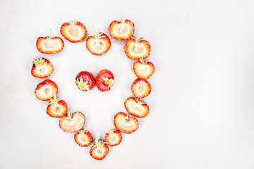 A half-cut strawberry almost seems to form a heart. And many strawberries cut in half form a big heart. Strawberry is a typical summer fruit that is the season of love.