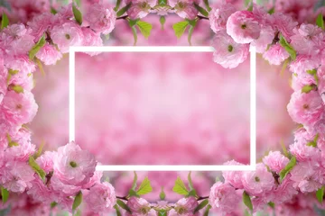 Fotobehang Fluor Roze Mysterieuze lente bloemen achtergrond en frame met bloeiende roze sakura bloemen  © julia_arda