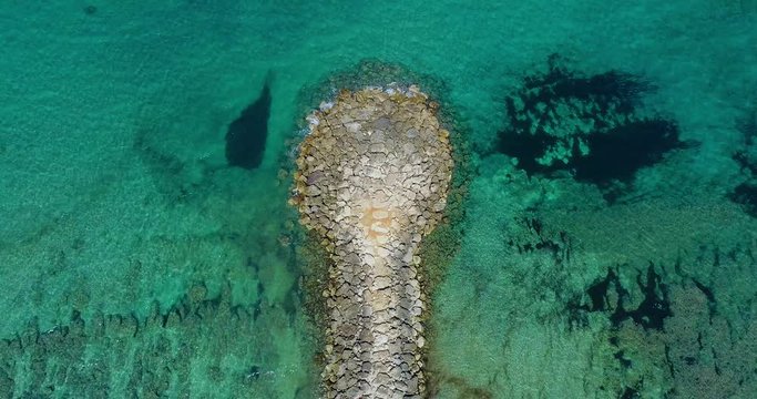 Ascensore su lingua di rocce in mezzo al mare