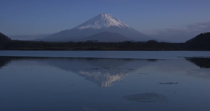 精進湖と富士山