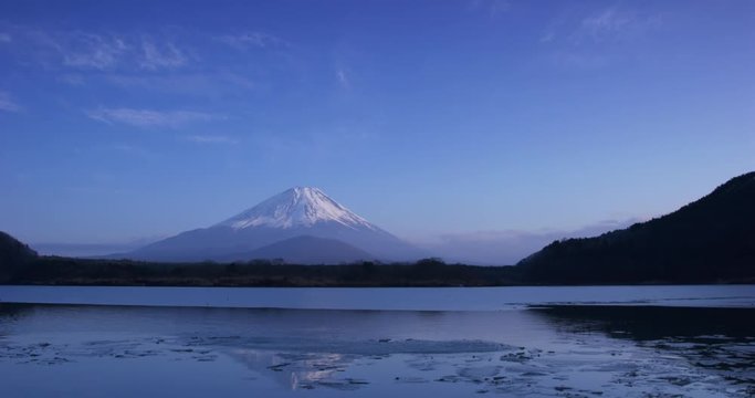 精進湖と富士山