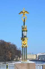 Опора освещения Пантелеймоновского моста со златоглавым орлом в Санкт-Петербурге, Россия