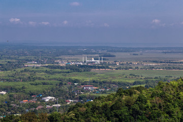 Obraz premium z górnego punktu widokowego na wzgórzu i wykonując ramkę palca do przycinania słońca o zachodzie słońca, punkt widokowy Hatyai, Songkhla, podróż do Tajlandii, wakacyjna podróż wakacyjna