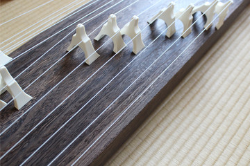 日本の伝統的な楽器琴が和室の畳の上にある