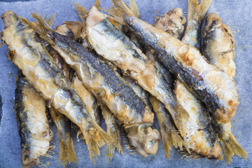 Sardinas fritas, pescado azul saludable para la comida o el aperitivo