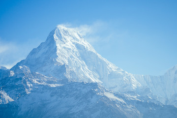belle vue sur le paysage des montagnes himalayennes. Des sommets enneigés. concept de randonnée en montagne