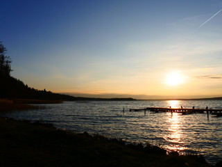Abendstimmung am See mit untergehender Sonne