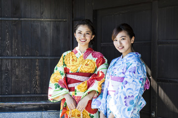 和服を着ている美しい日本人女性たち