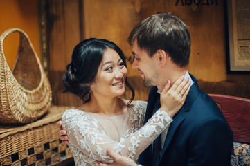 Naklejka premium Groom with bride posing in wedding day