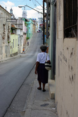 Fototapeta na wymiar Cubaine dans une rue