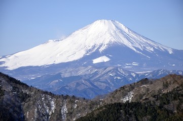 鍋割山から雪化粧の富士山