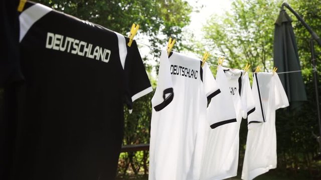 Deutschland fu&szlig;ball Trikot an der w&auml;scheleine im Garten